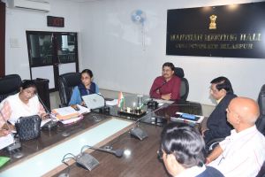 मुख्यमंत्री के निर्देश पर कलेक्टर ने स्वास्थ्य सेवाओं के सुदृढ़ीकरण के लिए स्वास्थ्य विभाग की ली बैठक मुख्यमंत्री के निर्देश पर कलेक्टर ने स्वास्थ्य सेवाओं के सुदृढ़ीकरण के लिए स्वास्थ्य विभाग की ली बैठक