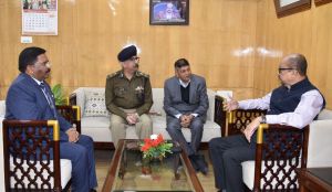 राज्यपाल श्री डेका को मुख्य सचिव एवं वरिष्ठ अधिकारियों ने दी नए वर्ष की शुभकामनाएं राज्यपाल श्री डेका को मुख्य सचिव एवं वरिष्ठ अधिकारियों ने दी नए वर्ष की शुभकामनाएं