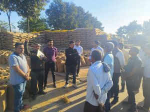 खाद्य संचालक जितेंद्र शुक्ला ने धान खरीदी केन्द्रों का लिया जायज़ा खाद्य संचालक जितेंद्र शुक्ला ने धान खरीदी केन्द्रों का लिया जायज़ा