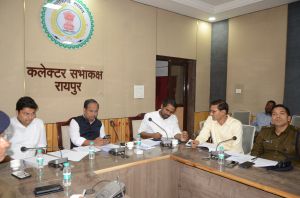 जिन प्रमुख मार्गाें में ट्रैफिक का दबाव ज्यादा और बाधित होने की समस्या, उन स्थानों का जल्द करें चयन: कलेक्टर डाॅ. सिंह जिन प्रमुख मार्गाें में ट्रैफिक का दबाव ज्यादा और बाधित होने की समस्या, उन स्थानों का जल्द करें चयन: कलेक्टर डाॅ. सिंह