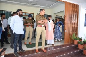केंद्रीय मंत्री एवं मुख्यमंत्री के आगमन की तैयारियों का कलेक्टर ने लिया जायजा केंद्रीय मंत्री एवं मुख्यमंत्री के आगमन की तैयारियों का कलेक्टर ने लिया जायजा