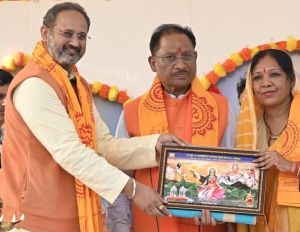 हमारी सरकार ने देवी स्वरूप माताओं-बहनों के लिए महतारी वंदन योजना लागू कर उन्हें सम्मान देने का किया है कार्य: मुख्यमंत्री हमारी सरकार ने देवी स्वरूप माताओं-बहनों के लिए महतारी वंदन योजना लागू कर उन्हें सम्मान देने का किया है कार्य: मुख्यमंत्री