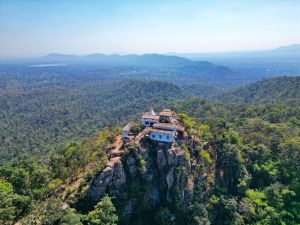 प्राकृतिक सुंदरता को निहारने का ठिकाना है दुर्गडोंगरी किल्लेवाली मंदिर प्राकृतिक सुंदरता को निहारने का ठिकाना है दुर्गडोंगरी किल्लेवाली मंदिर