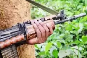 बस्तर क्षेत्र में  मुठभेड़ में चार नक्सली मारे गए, एक पुलिसकर्मी ने भी जान गंवाई