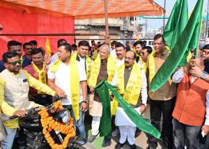 उप मुख्यमंत्री अरुण साव ने बाइक रैली को हरी झंडी दिखाकर किया रवाना उप मुख्यमंत्री अरुण साव ने बाइक रैली को हरी झंडी दिखाकर किया रवाना