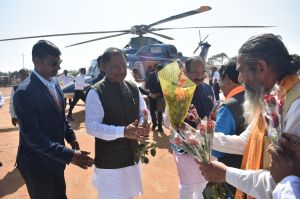हेलीपेड पर मुख्यमंत्री साय का आत्मीय स्वागत हेलीपेड पर मुख्यमंत्री साय का आत्मीय स्वागत