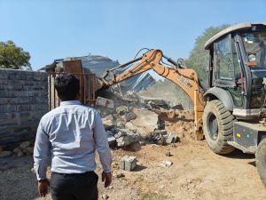  ग्रामीण क्षेत्रों में भी अतिक्रमण पर चला प्रशासन का बुलडोजर