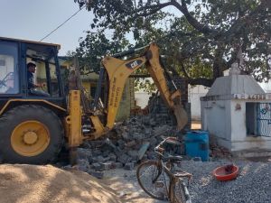 रायपुर जिले मे अवैध अतिक्रण के खिलाफ चल रहा है अभियान 