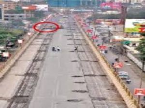 मोवा रेलवे ओवरब्रिज मरम्मत : जिस हिस्से में डामर से गिट्टी निकल रही उसका डामर उखाड़ दोबारा कार्य कराया जाएगा