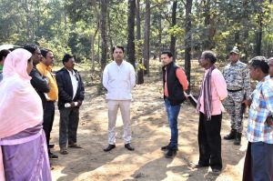  कलेक्टर ने परसोदा में स्टाॅप डेम कम रपटा का किया निरीक्षण