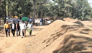  कलेक्टर ने  पेटेचुवा पहुँचकर मनरेगा अंतर्गत निर्माणाधीन चेकडेम का किया निरीक्षण