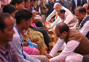  आवास योजना के लाभार्थियों का पांव पखार कर केंद्रीय मंत्रीशिवराज चौहान और मुख्यमंत्री श्री साय ने किया अभिनंदन