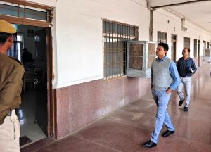 कलेक्टर ने संयुक्त जिला कार्यालय में विभिन्न विभागों एवं शाखाओं का किया आकस्मिक निरीक्षण