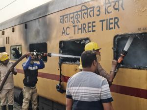 दुर्ग रेलवे स्टेशन में खड़े एसी कोच में लगी आग दुर्ग रेलवे स्टेशन में खड़े एसी कोच में लगी आग