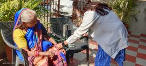 स्वास्थ्य सेवा हर द्वार तक : एमएमयू की पहल वृद्धाश्रम के बुजुर्गों के लिए किसी वरदान से कम नहीं स्वास्थ्य सेवा हर द्वार तक : एमएमयू की पहल वृद्धाश्रम के बुजुर्गों के लिए किसी वरदान से कम नहीं