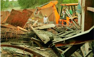 इमारत के निर्माण के दौरान हुए हादसे में दो मजदूरों की मौत, छह घायल इमारत के निर्माण के दौरान हुए हादसे में दो मजदूरों की मौत, छह घायल