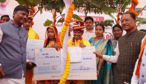 प्यार और विश्वास के आगे हार गई नक्सल हिंसा: जहां कभी बन्दूकें गूंजती थी, अब वहां गूंज रही शहनाई प्यार और विश्वास के आगे हार गई नक्सल हिंसा: जहां कभी बन्दूकें गूंजती थी, अब वहां गूंज रही शहनाई