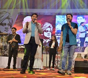 छत्तीसगढ़ राज्य युवा महोत्सव - पद्मश्री अनुज शर्मा की प्रस्तुति ने दर्शकों को झूमने पर मजबूर किया छत्तीसगढ़ राज्य युवा महोत्सव - पद्मश्री अनुज शर्मा की प्रस्तुति ने दर्शकों को झूमने पर मजबूर किया