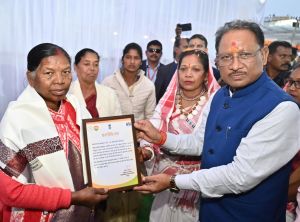 मुख्यमंत्री विष्णु देव साय ने सशस्त्र सेना वयोवृद्ध दिवस पर शहीद सैनिकों के परिवारों का किया सम्मान मुख्यमंत्री विष्णु देव साय ने सशस्त्र सेना वयोवृद्ध दिवस पर शहीद सैनिकों के परिवारों का किया सम्मान