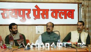 उप मुख्यमंत्री अरुण साव ने पत्रकारों के साथ कैरम में हाथ भी आजमाया उप मुख्यमंत्री अरुण साव ने पत्रकारों के साथ कैरम में हाथ भी आजमाया