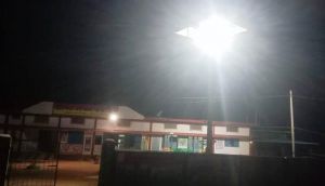 सूरज की रोशनी से हो रहा रात में भी उजाला: मिल रहा लोगो को स्वच्छ जल सूरज की रोशनी से हो रहा रात में भी उजाला: मिल रहा लोगो को स्वच्छ जल