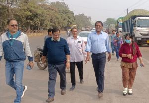 आयुक्त ने डुमरतराई सब्जी मंडी की सफाई व्यवस्था देखी आयुक्त ने डुमरतराई सब्जी मंडी की सफाई व्यवस्था देखी