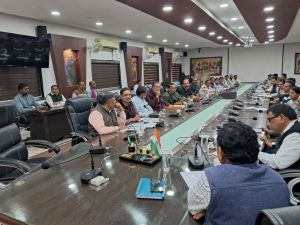 कलेक्टर की पहल से कर्मचारियों की समस्याओं का हो रहा समाधान कलेक्टर की पहल से कर्मचारियों की समस्याओं का हो रहा समाधान