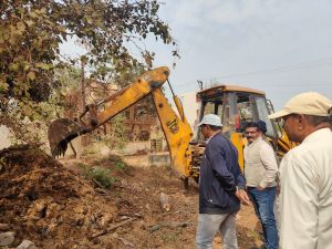 अवैध कब्जे को जोन दो के राजस्व अमले ने बेदखल किया अवैध कब्जे को जोन दो के राजस्व अमले ने बेदखल किया