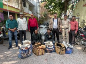 देशी मदिरा के साथ 3 आरोपी गिरफ्तार, 2 दो पहिया वाहन जब्त देशी मदिरा के साथ 3 आरोपी गिरफ्तार, 2 दो पहिया वाहन जब्त