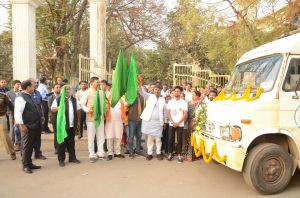 प्रभारी मंत्री केदार कश्यप ने एक युद्ध-नशे के विरूद्ध वैन को हरी झंडी दिखाकर किया रवाना प्रभारी मंत्री केदार कश्यप ने एक युद्ध-नशे के विरूद्ध वैन को हरी झंडी दिखाकर किया रवाना