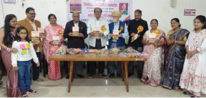 लेखिका डॉ. नलिनी के निबंध संग्रह 'सांस्कृतिक संचेतना' का विमोचन लेखिका डॉ. नलिनी के निबंध संग्रह 'सांस्कृतिक संचेतना' का विमोचन