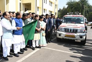 मुख्यमंत्री ने 'टीम प्रहरी' के छह वाहनों को हरी झंडी दिखाकर रवाना किया मुख्यमंत्री ने 'टीम प्रहरी' के छह वाहनों को हरी झंडी दिखाकर रवाना किया