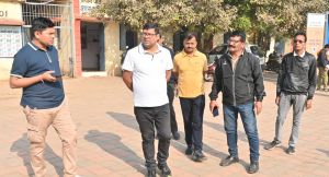 जोन आयुक्त के साथ मतदान केन्द्रो का निरीक्षण करने पहुंचे-आयुक्त जोन आयुक्त के साथ मतदान केन्द्रो का निरीक्षण करने पहुंचे-आयुक्त