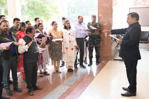 संभागायुक्त एवं कलेक्टर ने मतदाता दिवस पर अधिकारी-कर्मचारियों को दिलाई शपथ संभागायुक्त एवं कलेक्टर ने मतदाता दिवस पर अधिकारी-कर्मचारियों को दिलाई शपथ