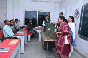 मतदान कर्मियों को दिए जा रहे प्रशिक्षण का कलेक्टर ने लिया जायजा मतदान कर्मियों को दिए जा रहे प्रशिक्षण का कलेक्टर ने लिया जायजा