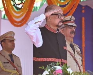 राज्यपाल रमेन डेका ने राजधानी के मुख्य समारोह में विजेताओं को किया सम्मानित राज्यपाल रमेन डेका ने राजधानी के मुख्य समारोह में विजेताओं को किया सम्मानित