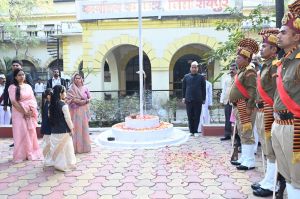  कलेक्टर डॉ गौरव सिंह ने कलेक्टोरेट में किया ध्वजारोहण