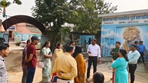  आयुक्त अबिनाश मिश्रा मतदान केन्द्रोँ में पहुँचे, दिए आवश्यक    