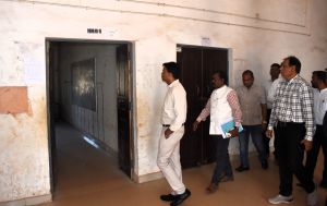  कलेक्टर ने किया गुरूर में  विद्यालय के निर्माणाधीन भवन एवं स्ट्रांग रूम का निरीक्षण 