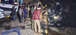 ट्रक और कार की टक्कर, बलरामपुर जिले के प्रधान आरक्षक समेत छह की मौत