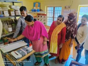 मास्टर्स ट्रेनर्स द्वारा ईव्हीएम के जरिये निष्पक्ष चुनाव प्रक्रिया हेतु 4 वार्डों में ईव्हीएम का प्रदर्शन कर नागरिकों को दी गई जानकारी