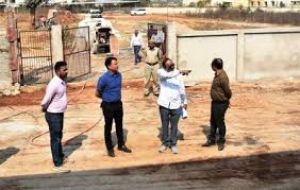 कलेक्टर ने शासकीय पाॅलीटेक्निक परिसर दुधली में निर्माणाधीन बालक छात्रावास भवन का निरीक्षण किया कलेक्टर ने शासकीय पाॅलीटेक्निक परिसर दुधली में निर्माणाधीन बालक छात्रावास भवन का निरीक्षण किया