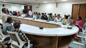 प्रभारी अपर आयुक्त ने निगम में अधिकारियों, कर्मचारियों की बैठक लेकर उनकी समस्याएं पूछीं 