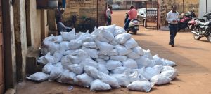 भिलाई निगम की टीम ने प्रतिबंधित पानी पाऊच किया जब्त भिलाई निगम की टीम ने प्रतिबंधित पानी पाऊच किया जब्त