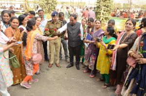 मतदान दल को मतदान सामग्री का किया गया वितरण मतदान दल को मतदान सामग्री का किया गया वितरण