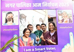  राज्य निर्वाचन आयुक्त अजय सिंह ने किया अपने मताधिकार का प्रयोग