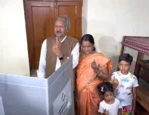 सांसद  बृजमोहन अग्रवाल ने सपरिवार मतदान किया