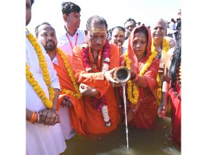 मुख्यमंत्री ने तीर्थराज प्रयाग के त्रिवेणी संगम में पुण्य स्नान कर प्रदेशवासियों के सुख-समृद्धि की कामना की मुख्यमंत्री ने तीर्थराज प्रयाग के त्रिवेणी संगम में पुण्य स्नान कर प्रदेशवासियों के सुख-समृद्धि की कामना की