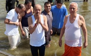 राज्यपाल श्री डेका ने महाकुंभ के अवसर पर त्रिवेणी संगम में किया स्नान राज्यपाल श्री डेका ने महाकुंभ के अवसर पर त्रिवेणी संगम में किया स्नान