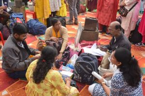 मतदान दल वाहन को हरी झंडी दिखाकर की गई रवाना